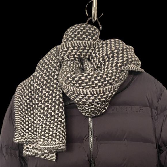 Bloomingdale’s B Cashmere Black & White Scarf - Picture 5 of 5